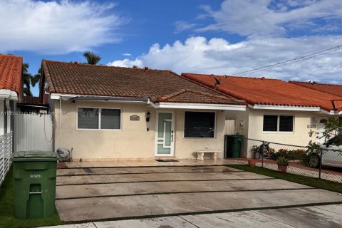 House in Hialeah Gardens, Florida 3 bedrooms, 144 sq.m. № 1878429 - photo 1