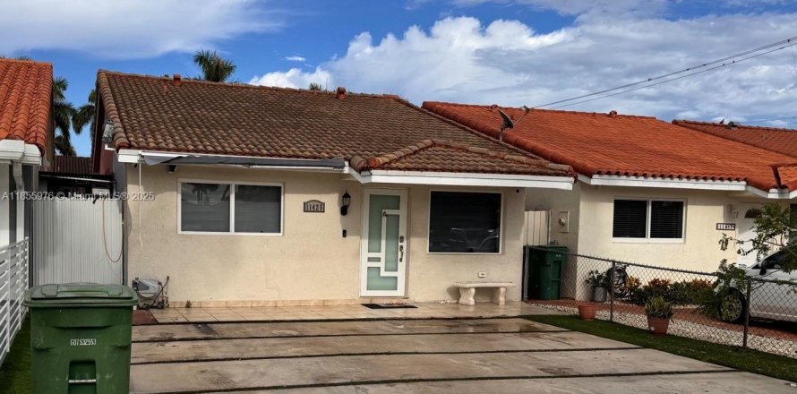 House in Hialeah Gardens, Florida 3 bedrooms, 144 sq.m. № 1878429
