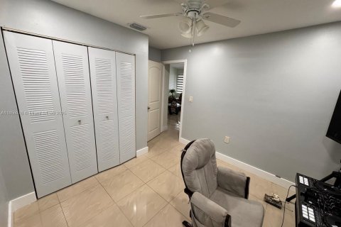 House in Hialeah Gardens, Florida 3 bedrooms, 144 sq.m. № 1878429 - photo 9