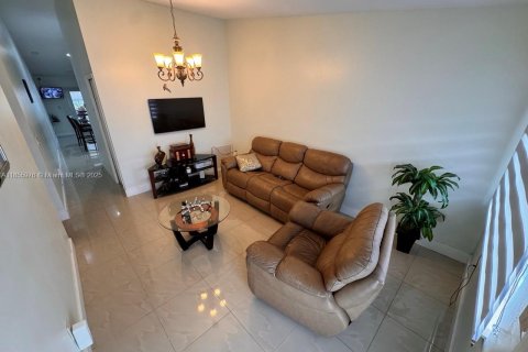 House in Hialeah Gardens, Florida 3 bedrooms, 144 sq.m. № 1878429 - photo 3