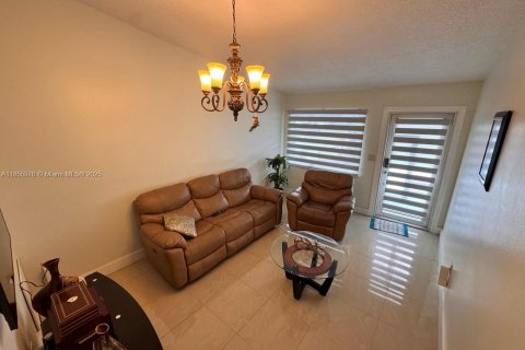 House in Hialeah Gardens, Florida 3 bedrooms, 144 sq.m. № 1878429 - photo 4