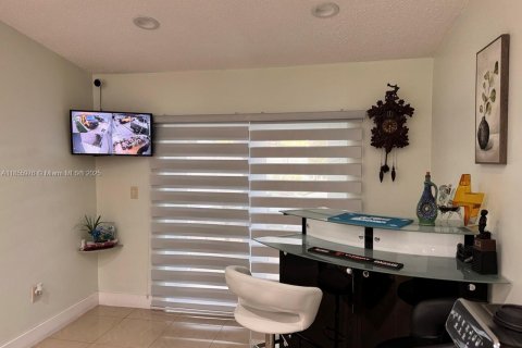 House in Hialeah Gardens, Florida 3 bedrooms, 144 sq.m. № 1878429 - photo 14