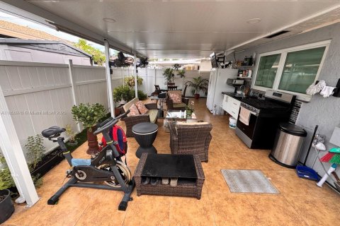 House in Hialeah Gardens, Florida 3 bedrooms, 144 sq.m. № 1878429 - photo 21
