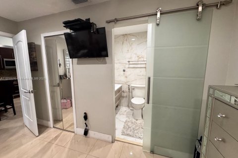 House in Hialeah Gardens, Florida 3 bedrooms, 144 sq.m. № 1878429 - photo 15