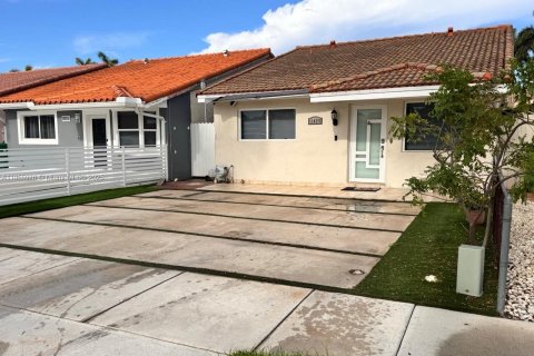 House in Hialeah Gardens, Florida 3 bedrooms, 144 sq.m. № 1878429 - photo 2