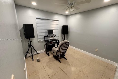 House in Hialeah Gardens, Florida 3 bedrooms, 144 sq.m. № 1878429 - photo 8