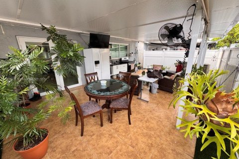 House in Hialeah Gardens, Florida 3 bedrooms, 144 sq.m. № 1878429 - photo 20