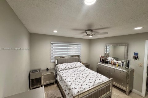 House in Hialeah Gardens, Florida 3 bedrooms, 144 sq.m. № 1878429 - photo 19