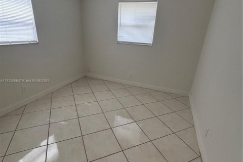 Casa en alquiler en Fort Lauderdale, Florida, 4 dormitorios, 197.97 m2 № 1962547 - foto 4