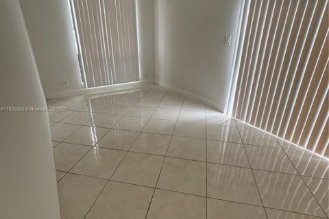 Casa en alquiler en Fort Lauderdale, Florida, 4 dormitorios, 197.97 m2 № 1962547 - foto 2