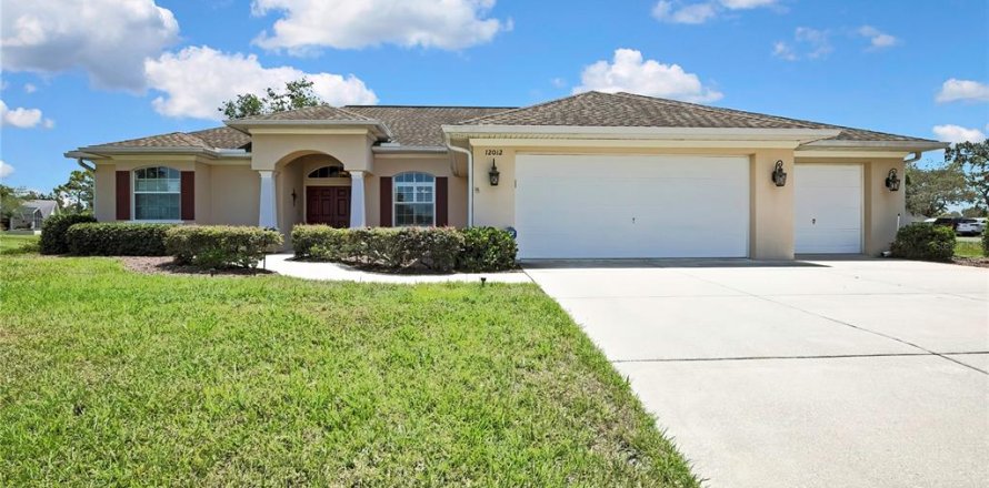 Villa ou maison à Spring Hill, Floride 4 chambres, 213.02 m2 № 1743243