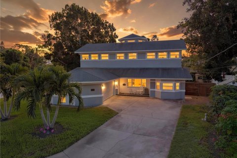 House in Saint Petersburg, Florida 6 bedrooms, 377.37 sq.m. № 2393808