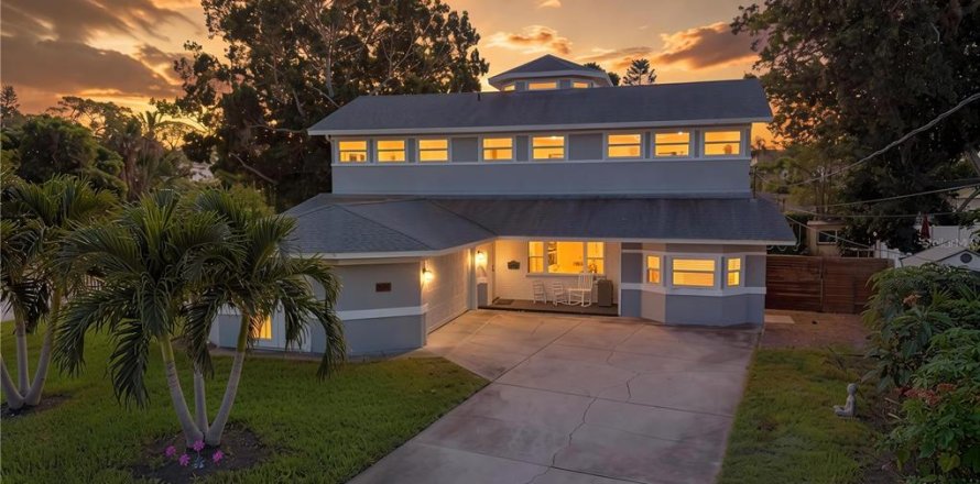 House in Saint Petersburg, Florida 6 bedrooms, 377.37 sq.m. № 2393808