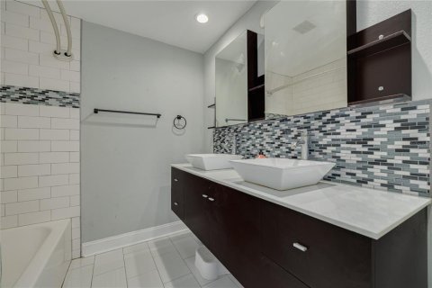 House in Saint Petersburg, Florida 6 bedrooms, 377.37 sq.m. № 2393808 - photo 30