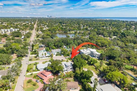 House in Saint Petersburg, Florida 6 bedrooms, 377.37 sq.m. № 2393808 - photo 3
