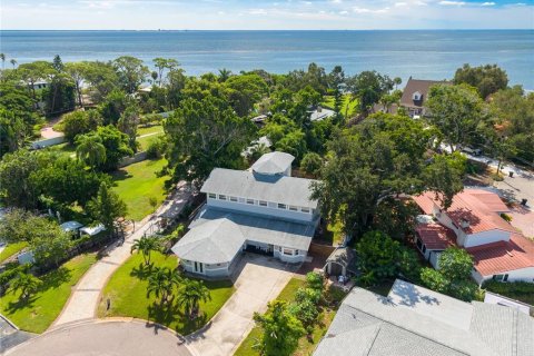 House in Saint Petersburg, Florida 6 bedrooms, 377.37 sq.m. № 2393808 - photo 4
