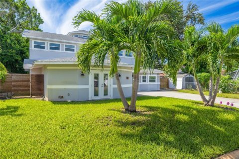 House in Saint Petersburg, Florida 6 bedrooms, 377.37 sq.m. № 2393808 - photo 9