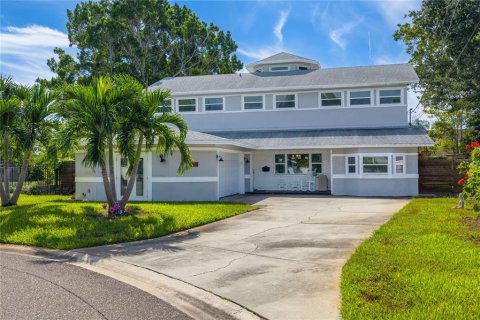 House in Saint Petersburg, Florida 6 bedrooms, 377.37 sq.m. № 2393808 - photo 7