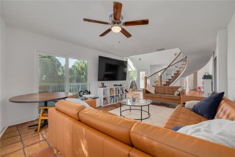 House in Saint Petersburg, Florida 6 bedrooms, 377.37 sq.m. № 2393808 - photo 12