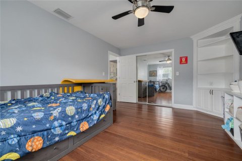 House in Saint Petersburg, Florida 6 bedrooms, 377.37 sq.m. № 2393808 - photo 29