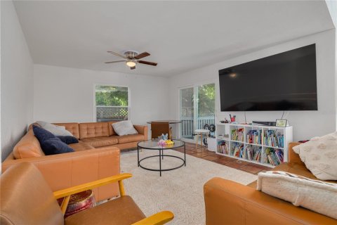 House in Saint Petersburg, Florida 6 bedrooms, 377.37 sq.m. № 2393808 - photo 11