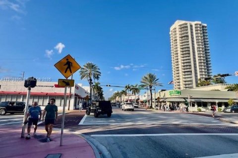 Commercial property in Miami Beach, Florida № 2043063 - photo 1