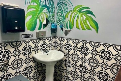 Commercial property in Miami Beach, Florida № 2043063 - photo 11