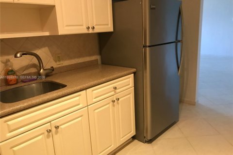 Condominio en alquiler en Bal Harbour, Florida, 1 dormitorio, 93.65 m2 № 1996965 - foto 12