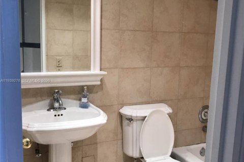 Condominio en alquiler en Bal Harbour, Florida, 1 dormitorio, 93.65 m2 № 1996965 - foto 19