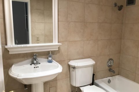 Condominio en alquiler en Bal Harbour, Florida, 1 dormitorio, 93.65 m2 № 1996965 - foto 13