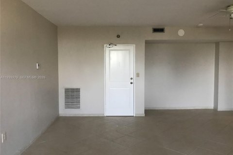 Condominio en alquiler en Bal Harbour, Florida, 1 dormitorio, 93.65 m2 № 1996965 - foto 10