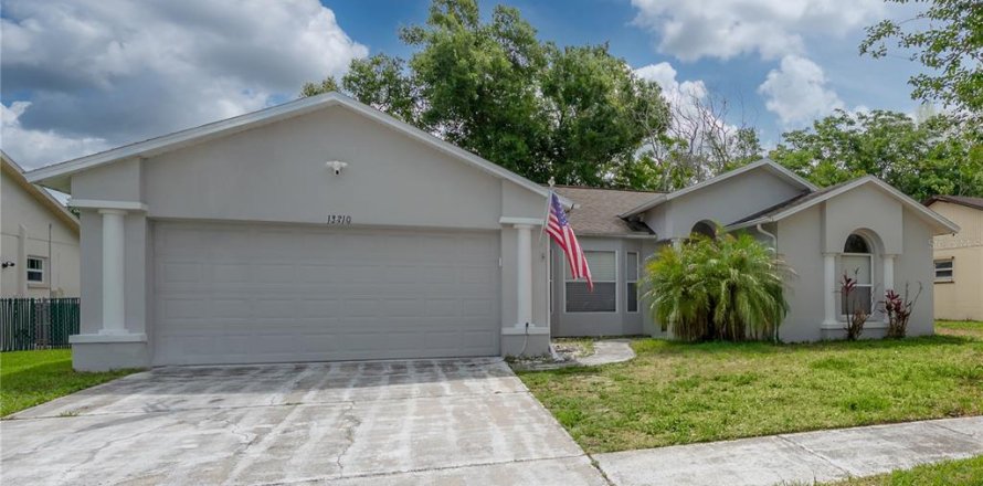 House in Hudson, Florida 3 bedrooms, 133.97 sq.m. № 2126126