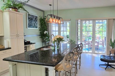House in Pembroke Pines, Florida 3 bedrooms, 169.92 sq.m. № 1945439 - photo 2