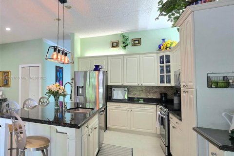 House in Pembroke Pines, Florida 3 bedrooms, 169.92 sq.m. № 1945439 - photo 13