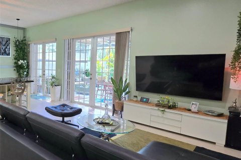 House in Pembroke Pines, Florida 3 bedrooms, 169.92 sq.m. № 1945439 - photo 11