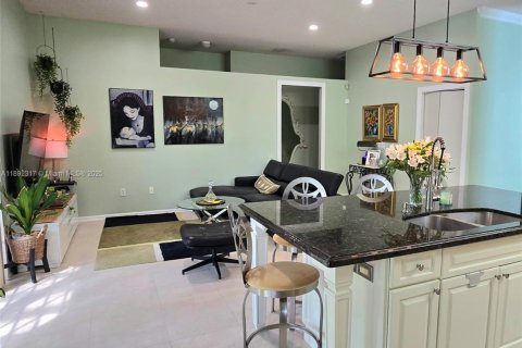 House in Pembroke Pines, Florida 3 bedrooms, 169.92 sq.m. № 1945439 - photo 10