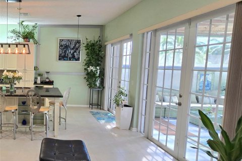House in Pembroke Pines, Florida 3 bedrooms, 169.92 sq.m. № 1945439 - photo 12