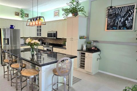 House in Pembroke Pines, Florida 3 bedrooms, 169.92 sq.m. № 1945439 - photo 3
