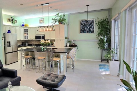 House in Pembroke Pines, Florida 3 bedrooms, 169.92 sq.m. № 1945439 - photo 9