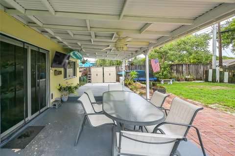 House in Deerfield Beach, Florida 3 bedrooms, 126.35 sq.m. № 1228847 - photo 1