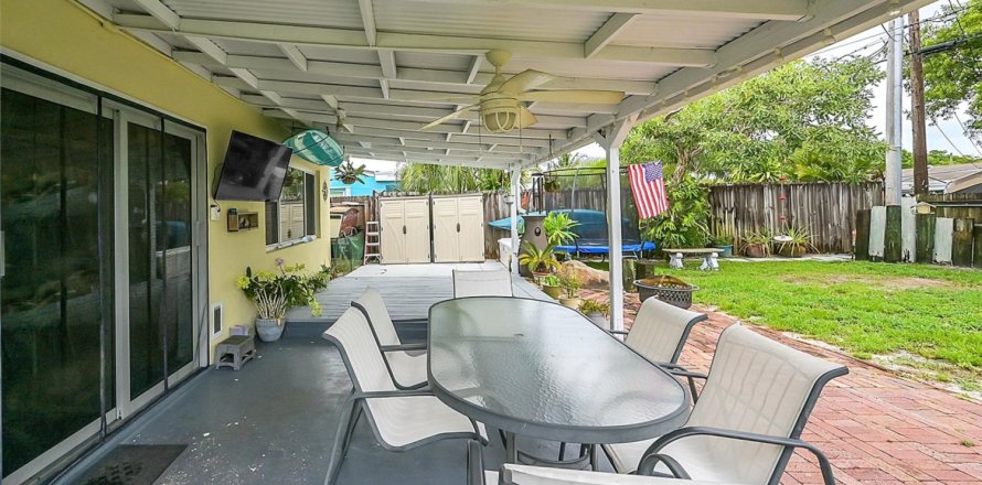 House in Deerfield Beach, Florida 3 bedrooms, 126.35 sq.m. № 1228847