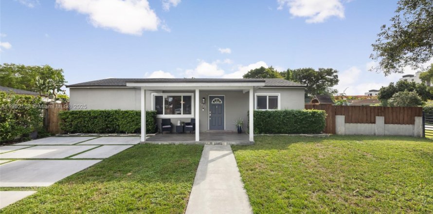 Дом в Майами, Флорида 3 спальни, 150.59м2 № 1954640