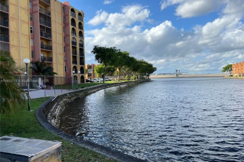 Copropriété à louer à Miami, Floride: 2 chambres, 73.67 m2 № 1956780 - photo 2