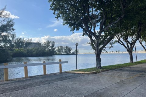 Copropriété à louer à Miami, Floride: 2 chambres, 73.67 m2 № 1956780 - photo 16