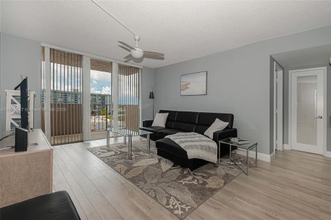 Condo in Pompano Beach, Florida, 2 bedrooms  № 1707297 - photo 2