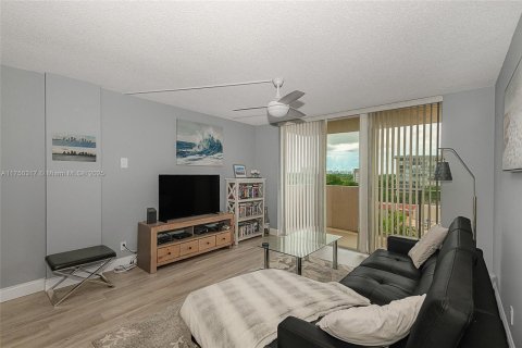Condo in Pompano Beach, Florida, 2 bedrooms  № 1707297 - photo 4