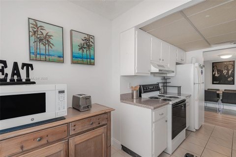 Condo in Pompano Beach, Florida, 2 bedrooms  № 1707297 - photo 11