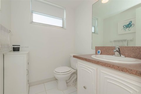 Condo in Pompano Beach, Florida, 2 bedrooms  № 1707297 - photo 16