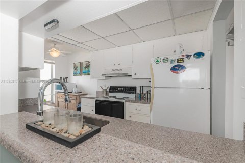 Condo in Pompano Beach, Florida, 2 bedrooms  № 1707297 - photo 9