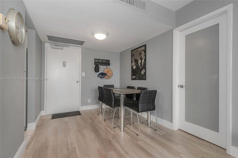 Condo in Pompano Beach, Florida, 2 bedrooms  № 1707297 - photo 7